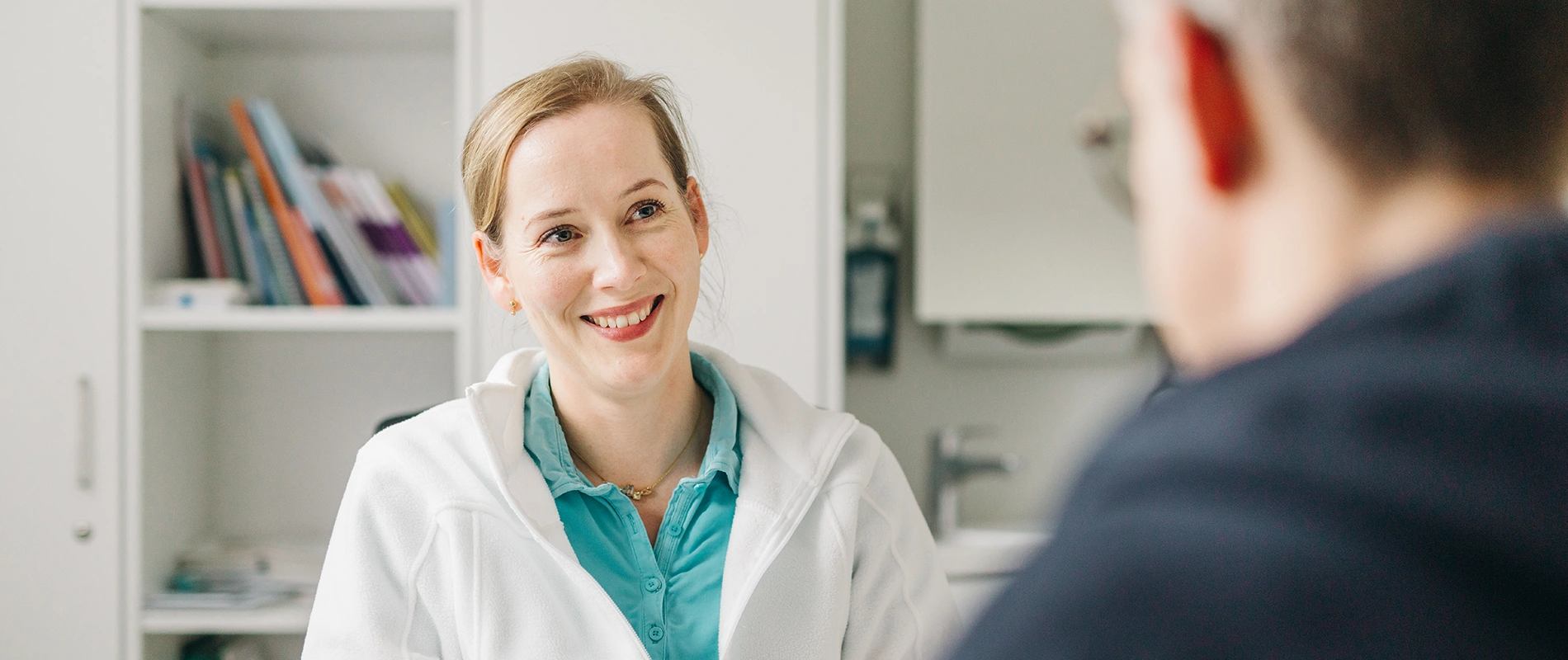 Ärztin in Aufklärung mit Patient