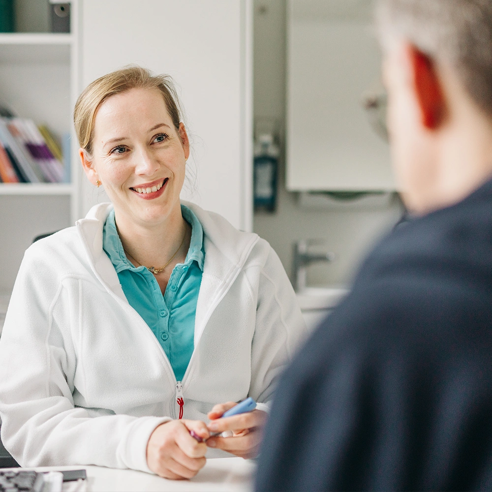 Ärztin im Gespräch mit Patient